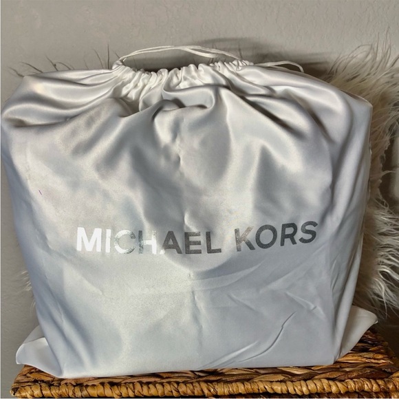 Michael Kors Signature Voyager East West Tote In Multi Black & Brown Giraffe NWT - Picture 13 of 16